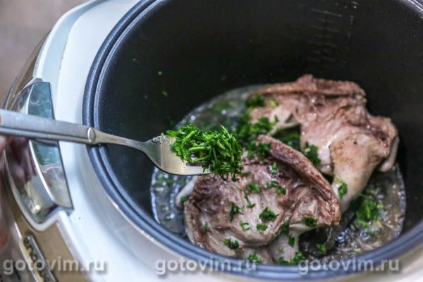 Перепела с чесноком и зеленью, жаренные в мультиварке (в стиле &laquo;тапака&raquo;)