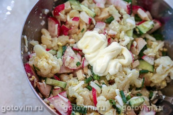 Окрошка на квасе с курицей и цветной капустой Окрошка на квасе с курицей и цветной капустой