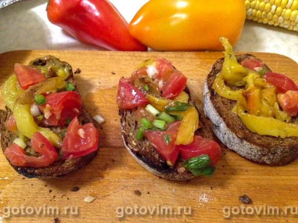 Брускетта с запечённым перцем, помидорами и сыром страчателла Брускетта с запечённым перцем, помидорами и сыром страчателла
