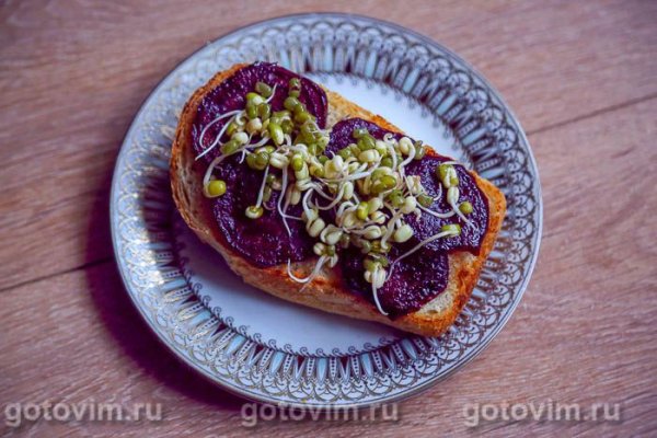 Тост с проростками бобов мунг, жареной свеклой и яйцом-пашот Тост с проростками бобов мунг, жареной свеклой и яйцом-пашот
