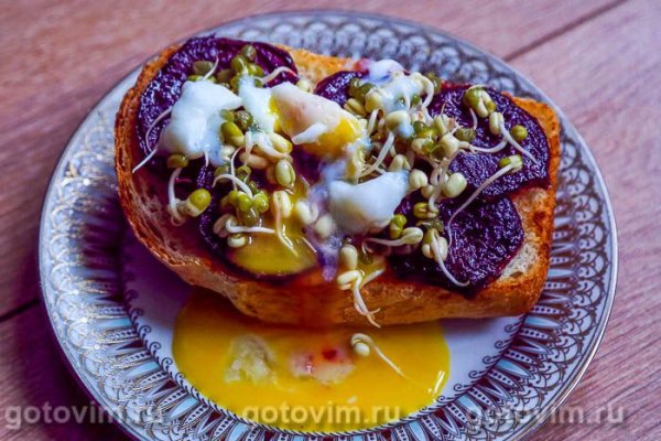 Тост с проростками бобов мунг, жареной свеклой и яйцом-пашот Тост с проростками бобов мунг, жареной свеклой и яйцом-пашот