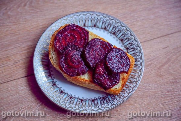 Тост с проростками бобов мунг, жареной свеклой и яйцом-пашот Тост с проростками бобов мунг, жареной свеклой и яйцом-пашот