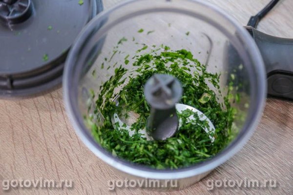 Перепела с чесноком и зеленью, жаренные в мультиварке (в стиле &laquo;тапака&raquo;)