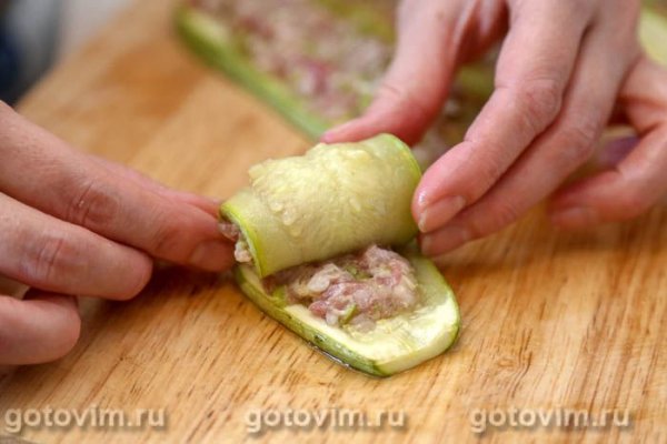 Рулетики из кабачков с мясом Рулетики из кабачков с мясом