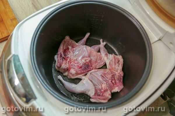 Перепела с чесноком и зеленью, жаренные в мультиварке (в стиле &laquo;тапака&raquo;)