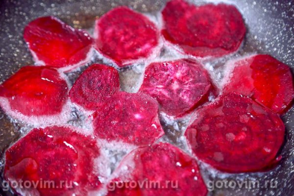 Тост с проростками бобов мунг, жареной свеклой и яйцом-пашот Тост с проростками бобов мунг, жареной свеклой и яйцом-пашот