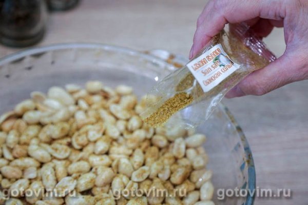 Жареный арахис со сванской солью в микроволнвке