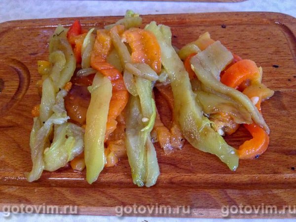 Запечённые перцы с сыром страчателла и грецкими орехами