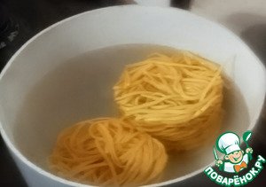 Лапша с креветками в грибном соусе