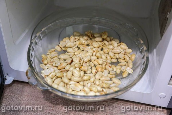 Хрустящий жареный арахис с хмели‑сунели в микроволновке