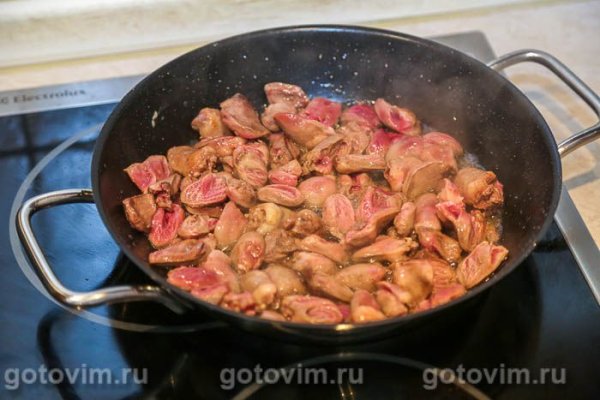 Куриные сердечки с фасолью