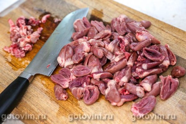 Куриные сердечки с фасолью