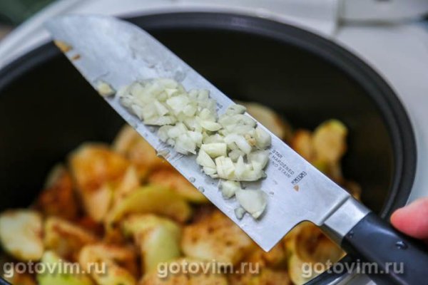Мясо с яблоками и сладким перцем в мультиварке