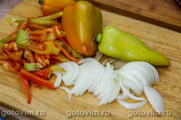Мясо с яблоками и сладким перцем в мультиварке
