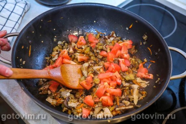 Вешенки, жаренные с баклажанами